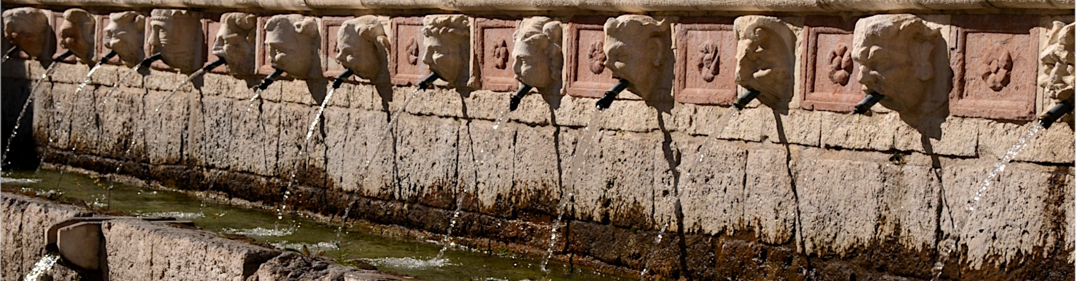 Fontana delle 99 Cannelle (particolare)