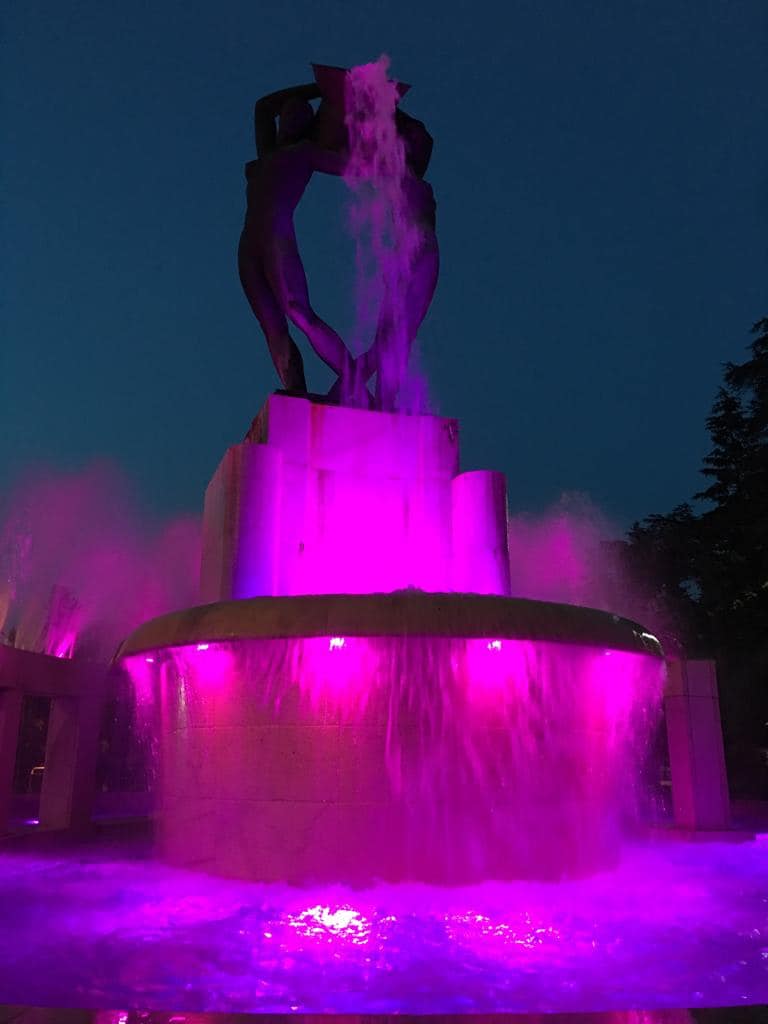 fontana luminosa in rosa