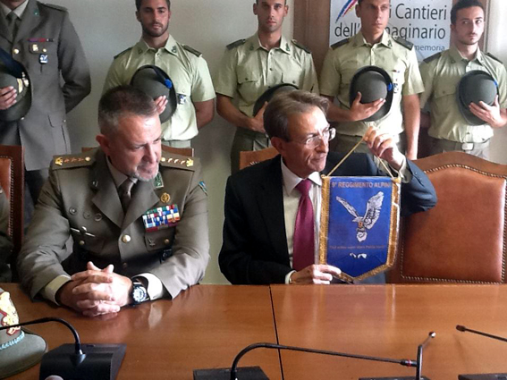 La consegna del gagliardetto degli Alpini