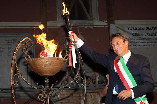 Il Sindaco Massimo Cialente accende il braciere della Pace a Piazza Palazzo (23 agosto)