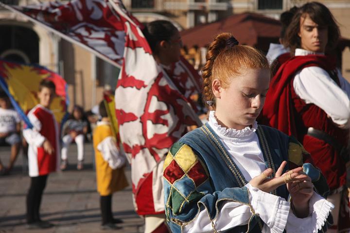 Gli sbandieratori a piazza Duomo (25 agosto)