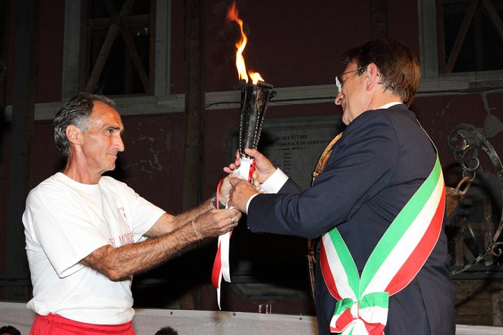 La fiaccola del Fuoco del Morrone, simbolo di pace, viene consegnata al Sindaco Massimo Cialente (23 agosto)