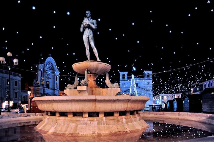 Fontana vecchia a piazza Duomo di Roberto Dundee